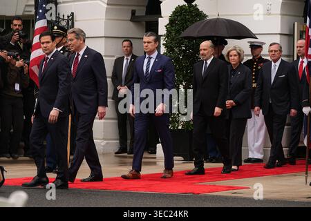 Le secrétaire AMÉRICAIN à la Défense Pete Hegseth (troisième à gauche) arrive avec des membres du Cabinet avant la cérémonie de bienvenue du roi Charles III et de la reine Camilla sur la pelouse sud de la Maison Blanche, Washington DC, le deuxième jour de la visite d’État aux États-Unis. Date de la photo : mardi 28 avril 2026. Banque D'Images