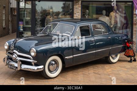 Katwijk aan Zee, pays-Bas, 11.04.2026, Ford Custom Sedan 1949, voiture ancienne à l'ancien salon de minuterie Banque D'Images