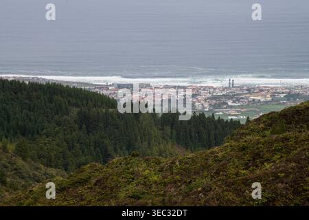 Village portugais Ribeira Grande vu du point de vue de grand angle. Océan Atlantique avec des vagues qui s'écrasent. Banque D'Images
