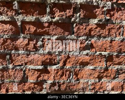 Texture de mur de briques montrant des motifs rouges et gris détaillés utiles comme arrière-plan. Photo mobile Banque D'Images
