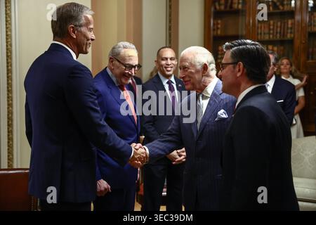 (De gauche à droite) le leader de la majorité au Sénat John Thune, le leader de la minorité au Sénat Chuck Schumer, le leader démocrate Rep. Hakeem Jeffries, le roi Charles III et Rep. Mike Johnson, Président de la Chambre des représentants, lors de la réunion du roi avec les dirigeants du Congrès avant son discours à une réunion conjointe du Congrès américain, au Capitole des États-Unis à Washington DC, le deuxième jour de la visite d'État aux États-Unis. Date de la photo : mardi 28 avril 2026. Banque D'Images