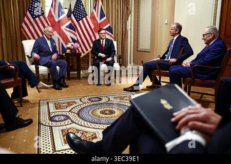 (De gauche à droite) le roi Charles III et le président Mike Johnson, président de la Chambre des représentants, le chef de la majorité au Sénat John Thune, et le chef de la minorité au Sénat Chuck Schumer lors de la réunion du roi avec les dirigeants du Congrès avant son discours à une réunion conjointe du Congrès américain, au Capitole des États-Unis à Washington DC, le deuxième jour de la visite d'État aux États-Unis. Date de la photo : mardi 28 avril 2026. Banque D'Images
