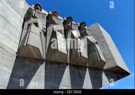 Vue en bas angle du Monument de l'amitié bulgare-soviétique montrant des figures de béton brutalistes, une géométrie vive et des contrastes spectaculaires de la lumière du soleil.Varna, BG Banque D'Images