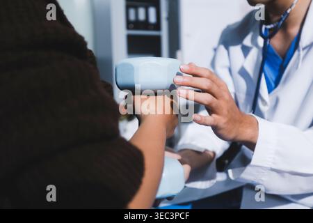 Unreconnzable utilise le poids de la main bleue pendant la séance de physiothérapie Banque D'Images