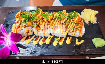 Rouleaux de sushi sur une assiette dans un restaurant. Banque D'Images