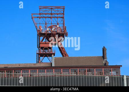 Industriedenkmal Zeche Bonifacius Die Zeche Bonifacius mit ihrem Malakow-Turm als Denkmal in Essen-Kray Essen Nordrhein-Westfalen Deutschland Kray *** Monument industriel mine de charbon Bonifacius la mine de charbon Bonifacius avec sa tour Malakow comme monument à Essen Kray Essen Rhénanie du Nord-Westphalie Allemagne Kray Banque D'Images