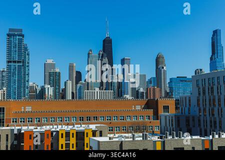 Une scène claire de jour montre la ligne d'horizon de Chicago avec de grands bâtiments s'étendant vers le ciel. Les maisons urbaines se trouvent devant la ligne d'horizon, mettant en valeur th Banque D'Images