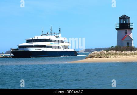 Phare de Hyannis Harbor. Anciennement connu sous le nom de Lewis Bay Lighthouse (1816) avec Nantucket ferry rapide. Banque D'Images