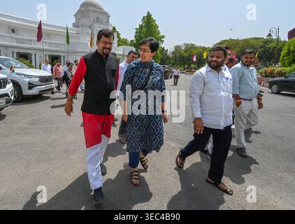 NEW DELHI, INDE - AVRIL 28 : Delhi Vidhan Sabha LOP Atishi avec les députés de l'AAP Sanjeev Jha et Kuldeep Kumar lors de la session extraordinaire d'une journée de l'Assemblée de Delhi le 28 avril 2026 à New Delhi, Inde. Photo de Raj K Raj/Hindustan Times session extraordinaire d'une journée de l'Assemblée de Delhi Banque D'Images