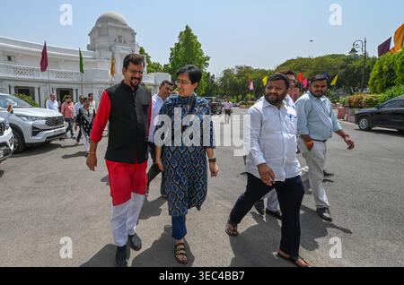 NEW DELHI, INDE - AVRIL 28 : Delhi Vidhan Sabha LOP Atishi avec les députés de l'AAP Sanjeev Jha et Kuldeep Kumar lors de la session extraordinaire d'une journée de l'Assemblée de Delhi le 28 avril 2026 à New Delhi, Inde. Photo de Raj K Raj/Hindustan Times session extraordinaire d'une journée de l'Assemblée de Delhi Banque D'Images