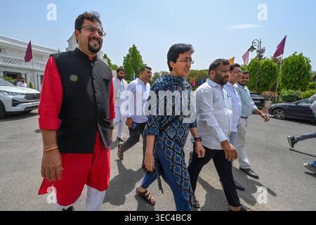 NEW DELHI, INDE - AVRIL 28 : Delhi Vidhan Sabha LOP Atishi avec les députés de l'AAP Sanjeev Jha et Kuldeep Kumar lors de la session extraordinaire d'une journée de l'Assemblée de Delhi le 28 avril 2026 à New Delhi, Inde. Photo de Raj K Raj/Hindustan Times session extraordinaire d'une journée de l'Assemblée de Delhi Banque D'Images