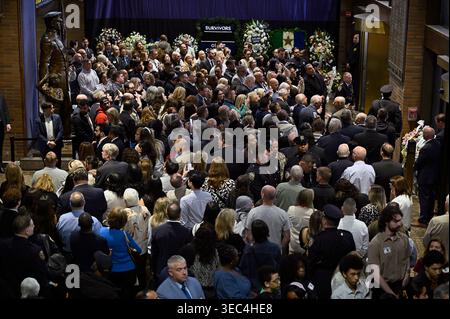 New York, États-Unis. 28 avril 2026. Les membres de la famille se rassemblent dans le hall du 1 police Plaza pour la cérémonie de dévoilement des pancartes avec les noms des officiers tombés au combat lors de la cérémonie annuelle du jour commémoratif de la police de New York, NY, le 28 avril 2026. La cérémonie annuelle du Polic Memorial Day comprend des membres du NYPD qui sont passés en raison de la COVID-19. (Photo par Anthony Behar/SipaUSA) crédit : Sipa USA/Alamy Live News Banque D'Images