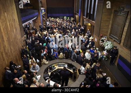 New York, États-Unis. 28 avril 2026. Les membres de la famille se rassemblent dans le hall du 1 police Plaza pour la cérémonie de dévoilement des pancartes avec les noms des officiers tombés au combat lors de la cérémonie annuelle du jour commémoratif de la police de New York, NY, le 28 avril 2026. La cérémonie annuelle du Polic Memorial Day comprend des membres du NYPD qui sont passés en raison de la COVID-19. (Photo par Anthony Behar/SipaUSA) crédit : Sipa USA/Alamy Live News Banque D'Images