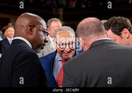 Washington, États-Unis. 28 avril 2026. Le leader minoritaire du Sénat des États-Unis, Chuck Schumer (démocrate de New York), s’entretient avec un groupe de sénateurs américains dont le sénateur américain Raphael G Warnock (démocrate de Géorgie), parti avant l’arrivée du roi Charles III du Royaume-Uni de Grande-Bretagne et d’Irlande du Nord, qui s’adressera à une session conjointe du Congrès des États-Unis dans la Chambre des représentants des États-Unis au Capitole des États-Unis à Washington, DC, le mardi 28 avril. 2026.photo de Kylie Cooper/Pool via CNP/ABACAPRESS.COM crédit : Abaca Press/Alamy Live News Banque D'Images