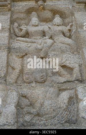 Bas-relief de Ravana soulevant Kailasa, un thème populaire dans l'art hindou et événement mythologique représentant le démon écrasé par le temple Shiva Olakkannesva Banque D'Images