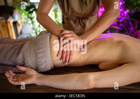 Femme dans le salon de spa obtenant la procédure professionnelle de traitement de massage pour la relaxation et la guérison. Banque D'Images
