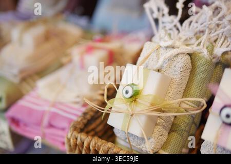 Cadeaux de savon faits à la main sur l'affichage dans une boutique d'artisanat Banque D'Images