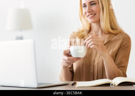 Temps de pause café. Entrepreneur Working On Laptop Banque D'Images
