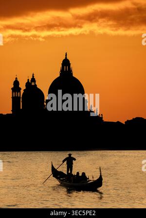 Basilique Santa Maria della Salute en silhouette, son dôme distinctif faisant partie de la skyline historique de Venise, Italie. Banque D'Images