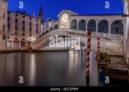 Pont du Rialto Venise Italie sur le Grand canal. L'architecture et les reflets historiques créent une destination de voyage emblématique. Banque D'Images