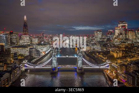 Tower Bridge, Londres la nuit, vue aérienne par drone du monument illuminé traversant la Tamise, Angleterre. Banque D'Images