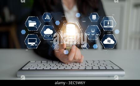 Cloud Computing, stratégie Cloud et technologie Cloud transformant l'infrastructure numérique avec des services évolutifs, un stockage sécurisé des données et des solutions basées sur le Cloud Banque D'Images