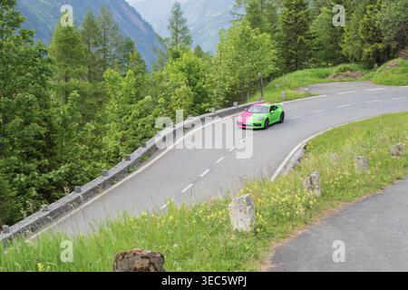 Voiture de sport verte de luxe sur la route alpine sinueuse Grossglockner en Autriche. Banque D'Images