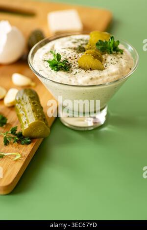 Vinaigrette crémeuse fraîche avec concombre à l'ail et style rustique. Banque D'Images