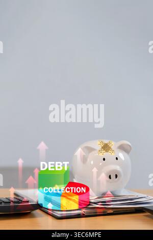 Tirelire sur des billets empilés à côté d'une calculatrice avec des graphiques de recouvrement de dette et des flèches vers le haut, illustrant la pression de remboursement, les défis budgétaires, a Banque D'Images