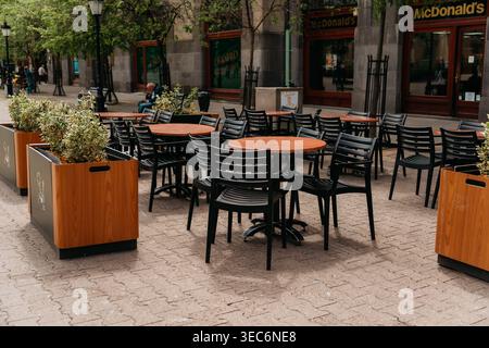 Espace extérieur avec tables et chaises devant le restaurant McDonalds à Subotica. Subotica, Serbie - 27 avril 2026. Banque D'Images
