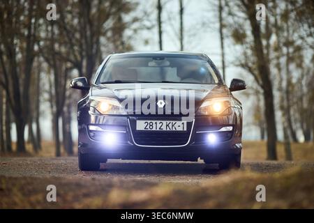 Minsk, Biélorussie - 17 mars 2026 : Renault Laguna III 3ème génération 1,5 dCi restyling voiture liftback garée dans la rue en vue de face printanière. Banque D'Images