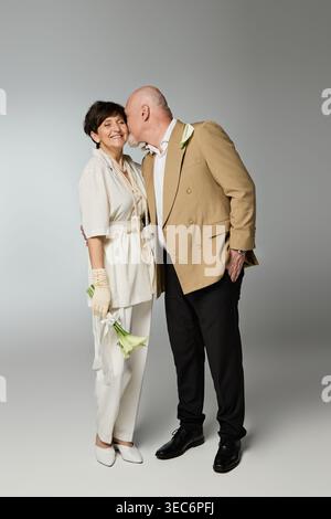 Un couple aîné tendre jouit d'un doux moment d'affection, embrassant la joie de l'amour ensemble. Banque D'Images