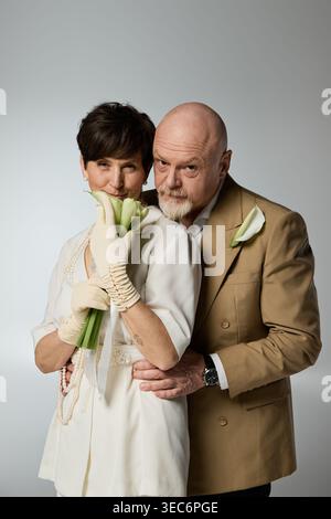 Un couple aîné aimant partage un moment joyeux et ludique ensemble. Banque D'Images