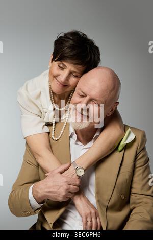 Un couple aîné heureux profite d'un moment tendre, rayonnant d'amour et de chaleur dans un cadre doux. Banque D'Images