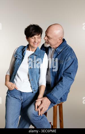 Un couple âgé joyeux profite d'un moment tendre ensemble, rayonnant de chaleur et d'affection. Banque D'Images