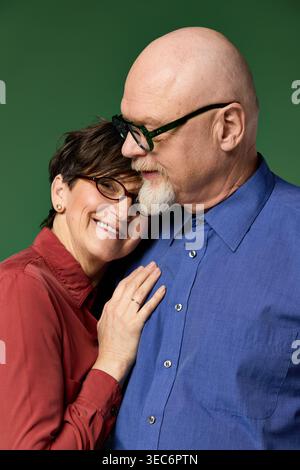 Un joyeux couple senior partage un moment tendre rempli d’amour et de chaleur, immergé dans le bonheur. Banque D'Images