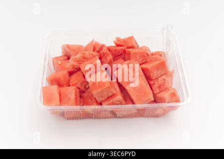 Pastèque en cubes dans un récipient en plastique Banque D'Images
