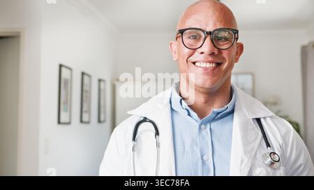 Portrait de médecin masculin souriant avec stéthoscope dans la clinique consultant patient médecin confiant Banque D'Images
