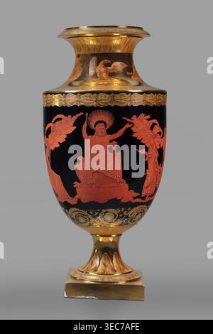 Vase amphore avec une suite de dieux grecs ; début du XIXe siècle, Berlin, Allemagne. Corps ovoïde avec un évidement séparé et un col légèrement retourné ; sur un pied de bobine et une plinthe carrée. Fond noir avec une figure rouge-peint surglacé : Zeus sur un trône entouré par les Muses, Neptune Poséidon avec Amphitrite, et Athéna . Traces d'ornement floral d'aspect antique doré et gravé sous le cou, sur le bas du corps, et sur le cou sous le rebord. Autour du cou et du pied dorés, peints en sépia et brun brique, se trouvent cinq compositions représentant un aigle, un insigne de puissance, un bouclier, une épée, un Banque D'Images