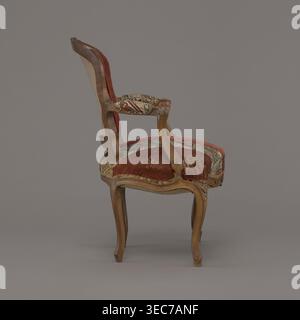 Fauteuil, rococo, fleurs, ornement géométrique, env. 1760, France, meuble siège, hauteur 85,5 cm, largeur 62 cm, profondeur 60 cm, chaise en bois avec pieds courbés et accoudoirs rembourrés de velours rouge usé et de tissu à motifs dans un mélange de rouge, vert, beige et noir ; le bois montre une finition brun clair avec grain visible et détails sculptés, et la sellerie a des zones de décoloration et d'usure exposant des taches brunes plus claires ; le fond est un gris plat. Banque D'Images