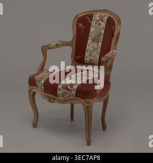 Fauteuil, rococo, fleurs, ornement géométrique, env. 1760, France ; meuble assise ; hauteur 85,5 cm, largeur 62 cm, profondeur 60 cm., fauteuil rembourré en bois avec pieds sculptés courbes et écusson sculpté sur le dos, représentant un tissu de velours rouge foncé usé sur l'assise et le dossier avec des bandes verticales à motifs beige, vert, rouge et noir ; cadre en bois brun moyen avec grain visible et détails floraux sculptés, et les extrémités rembourrées recouvertes du même tissu à motifs; l'arrière-plan est un gris neutre lisse. Banque D'Images