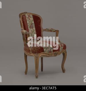 Fauteuil, rococo, fleurs, ornement géométrique, env. 1760, France ; meuble siège ; hauteur 85,5 cm, largeur 62 cm, profondeur 60 cm., fauteuil en bois avec pieds courbés sculptés et cadre rembourré d'un tissu de velours rouge usé accentué par des bandes verticales crème, verte, rouge et noire ; les accoudoirs ont de petites sections rembourrées recouvertes du même tissu à motifs, et la chaise présente des éraflures et des zones usées sur l'assise et le dossier; le bois a une finition marron clair et le fond est un gris lisse. Banque D'Images