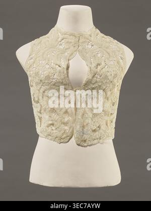Corsage, dentelle, corsage, vêtements pour femmes, mode. Dans un motif de rosettes reliées par de grandes araignées et des têtes. Motif de motifs floraux stylisés. XIXe siècle, France. Accessoire vestimentaire. Hauteur 36 cm, circonférence 63 cm., Un mannequin de forme vestimentaire blanc cassé affiche un corsage en dentelle coupée sans manches dans une couleur crème pâle avec un devant en trou de serrure ouvert et des bords festonnés, avec un motif de dentelle fleurie et tourbillonnant complexe avec des zones de filet transparent et des motifs brodés plus denses ; le mannequin se tient sur un fond gris neutre, et les couleurs visibles comprennent crème, off- Banque D'Images