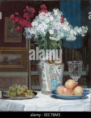Nature morte avec un bouquet de Phloxes, Krasnodębski, Piotr Hipolit 1876–1928 peintre, style réaliste, phloxes, pommes, raisins, natures mortes de fruits avec des fleurs, images dans des images, vase chinois, 1916, huile sur panneau ?, image, hauteur 70 cm, largeur 57 cm, Une nature morte montrant un grand vase orné avec des motifs floraux tenant un bouquet de fleurs blanches avec des feuilles vertes et quelques grappes de fleurs roses derrière eux, sur un fond sombre avec un tissu vertical bleu ; à droite du vase il y a un gobelet en verre clair et une plaque bleue tenant plusieurs fruits ronds avec pêche et jaune Banque D'Images