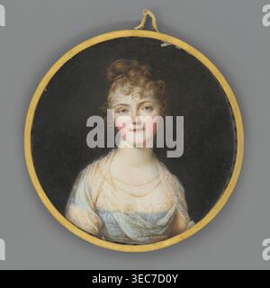 Tatiana Vasilievna née Engelhardt, princesse Yusupov 1769–1841, fille de Vasily Andreevich Engelhardt et Maria Helena Potemkin ; peinte par Domenico Bossi 1765–1853 ; portrait féminin mi-long, presque droit ; cheveux clairs dans une coiffure grecque ; portant une robe bleue à poitrine profonde avec un volant de dentelle au niveau de l'encolure, un collier de perles doubles et un châle châle en mousqueton écru brodé sur la tête en bronze ; miniature, 1804, préparé Petersburg., Un portrait encadré circulaire montrant une femme de la poitrine vers le haut sur un fond sombre, Banque D'Images