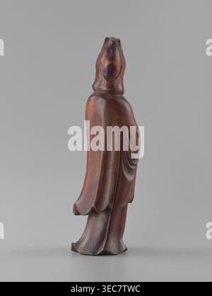 Guanyin Bodhisattva, sculpteur inconnu, figurine, art chinois, culture chinoise, déesse, Bouddhisme chinois, Qing 1644–1911, iconographie bodhisattva, sculpture sur bois, massif poli, 19ème siècle, Chine, sculpture, hauteur 32 cm, figurine en bois sculptée debout sur une surface plane, vue de trois quarts arrière ; la figurine est drapée de robes fluides avec des plis sculptés visibles et une capuche couvrant la tête. Le bois a une surface lisse et polie avec des tons brun chaud et brun rougeâtre et des zones brun plus foncé subtiles dans les évidements et le long de la base. L'arrière-plan et la surface sont neutres Banque D'Images