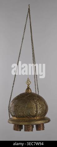 Lampe, art islamique, culture arabe, métaux, éclairage, ornement léger, géométrique, inscriptions arabes, ornement étoile. Couverture décorée d'un motif étoile. Base de disque avec sept trous pour manchons en verre récipients d'huile en verre manquants. XIXe/XXe siècle, Damas, Syrie. Lampe ; hauteur 40 cm, diamètre 32 cm, poids 2,4 kg., Un objet suspendu en métal orné suspendu par quelques longues chaînes liées sur un fond gris clair Uni, avec une section supérieure bombée recouverte de filigrane complexe et de découpes géométriques dans des tons laiton et bronze, surmonté d'un petit finial décoratif dans une teinte dorée plus brillante ; un circulaire Banque D'Images