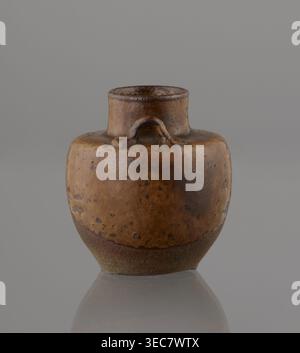 chaire de boîte de thé du type mimitsuki, Seto ; cadeau ; art japonais ; culture japonaise; Edo 1603–1868, Meiji 1868–1912 ; céramique ; conteneur ; chaire Vessel; thé. Récipient marron avec deux poignées et un couvercle dans un sac de brocart bleu marine en soie. Argile poreuse brun foncé, projetée au volant ; glaçure brun clair avec des fissures rugueuses de bulles d'air ; poignées en plastique appliquées. XIXe siècle période Edo/Meiji, Japon ; Owari. Vaisseau ; hauteur 6,3 cm, diamètre 5 cm., Un petit vaisseau en céramique arrondi est centré sur un fond gris neutre, montrant un corps bulbeux avec un col court plus étroit et un bord légèrement évasé ; la surface Banque D'Images