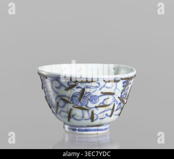 Bol, chinois, Qing 1644–1911, XIXe siècle, récipient en porcelaine bleue et blanche décoré de fleurs, techniques de conservation — fermoirs ; hauteur 5,8 cm, diamètre 9 cm., petit bol en céramique de forme arrondie et de pied étroit, principalement blanc avec un pinceau décoratif bleu formant des motifs tourbillonnants et floraux sur son extérieur ; la surface montre des fissures visibles réparées avec des agrafes métalliques de couleur laiton ou bronze, certaines agrafes montrant un léger verdâtre a; la jante et le pied ont de fines bandes bleues, et l'intérieur est principalement blanc avec de faibles fissures ; l'arrière-plan est uni Banque D'Images