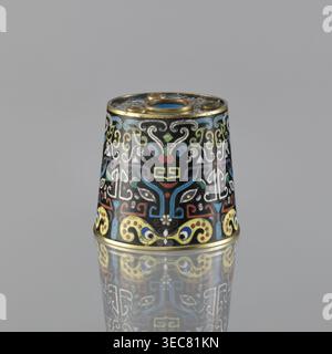 Conteneur de sciure, Paderewski, Ignacy Jan 1860-1941, art chinois, culture chinoise, dynastie Qing 1644–1911, émail cloisonné, décoré de bêtes fantastiques et cigales, base à quatre inserts, XIXe siècle, Chine ; récipient, hauteur 8,5 cm, diamètre 9,7 cm., Un petit objet conique repose sur une surface réfléchissante, montrant une surface détaillée recouverte de motifs tourbillonnants et géométriques complexes. L'objet présente un fond noir dominant avec des lignes ornementales et des formes dans des couleurs vives, y compris bleu, jaune, rouge, vert, blanc, et des touches de violet et d'or. Des jantes en métal doré apparaissent en haut Banque D'Images